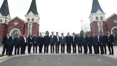 銅仁市(shi)市(shi)委(wei)副書記、市(shi)長(zhang)陳少榮一(yi)行赴鐵騎力(li)士集(ji)團(tuán)考察